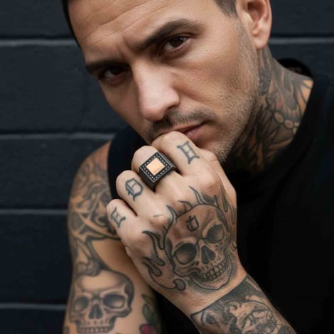 Bague chevalire Mano J - Diamants noir Titane et Or