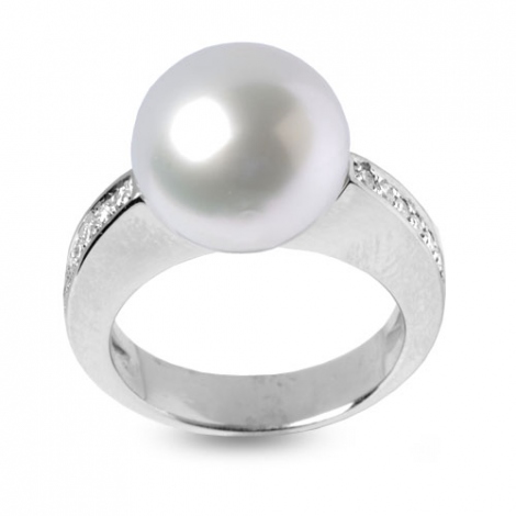 Bague perle blanche sertie de diamants 0.18 ct