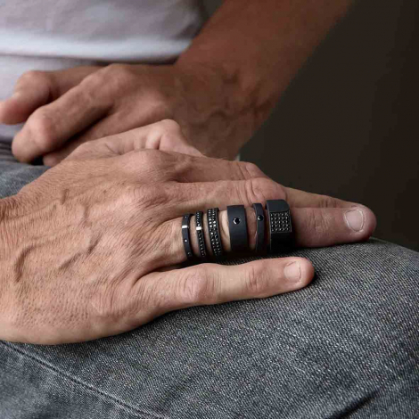 Bague Titane Noir Jonc Plat serti de diamants  - Mano J