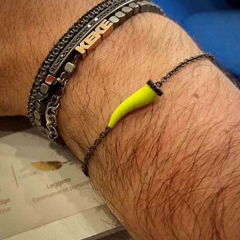 Bracelet corne jaune Mano J en titane et diamants noirs