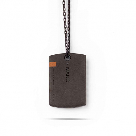 Collier Plaque Mano J en Titane serti de Diamants Noirs