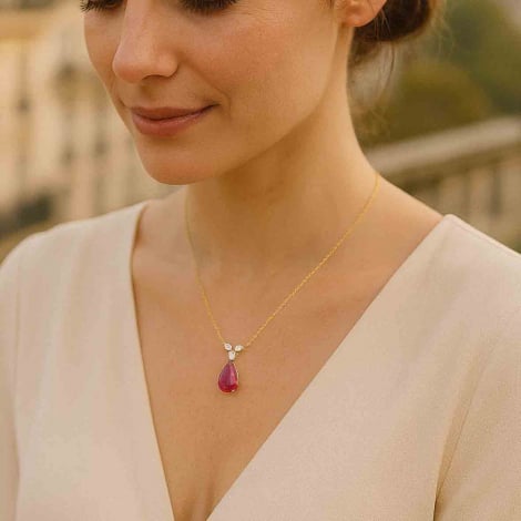 Collier rubis poire serti de 3 diamants