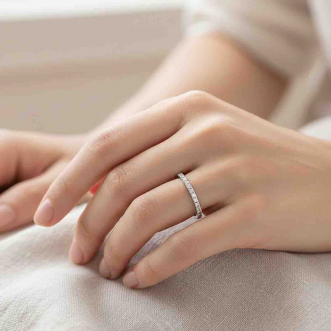 Demi-alliance en or blanc et diamants