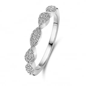 Bague en argent sertie de zirconium similaire