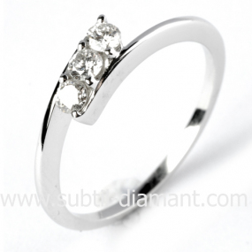 Bague or 3 diamants similaire
