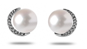 Boucle d oreille perle blanche dans le m&ecirc;me style